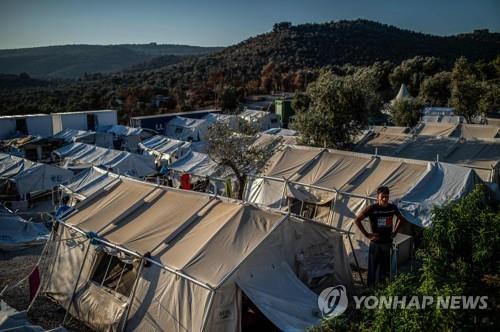 터키, 그리스의 난민캠프 수용소 전환에 "비인간적" 비판