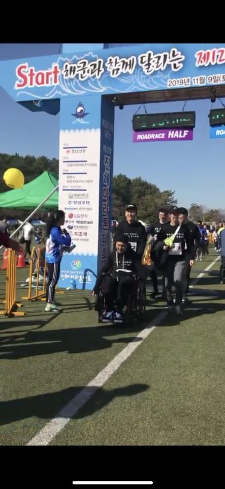 휠체어 탄 동생과 마라톤 5km 완주…해군 중사 '형제애' 눈길