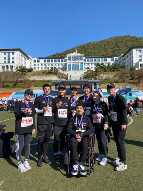 휠체어 탄 동생과 마라톤 5km 완주…해군 중사 '형제애' 눈길