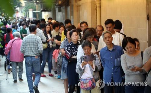 홍콩 미래 걸린 선거 '역대급' 투표율…밤늦게까지 진행