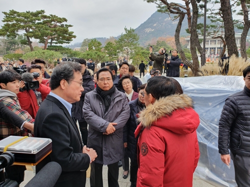 이총리, '닷새째 단식' 황교안 방문…"건강 상하면 안 돼"