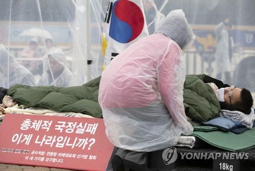 '패스트트랙 저지' 결집하는 한국당…빗속 의총서 대여 총공세