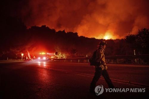 美 LA북서부 샌타바버라 산불…수천가구 대피·비상사태 선포