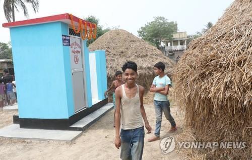 印 '화장실 보급 완료' 선언에도 시골 주민 30%는 노천 용변