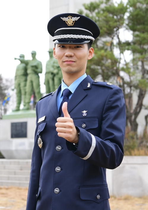 공군 학사사관후보생 196명 임관…장연준 소위 등 화제