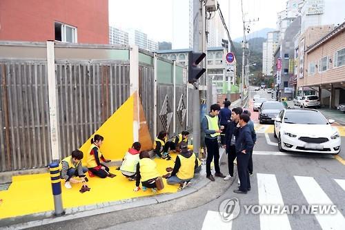 학생 안전 위협 '학교 주차장 개방' 주차장법 개정안 수정