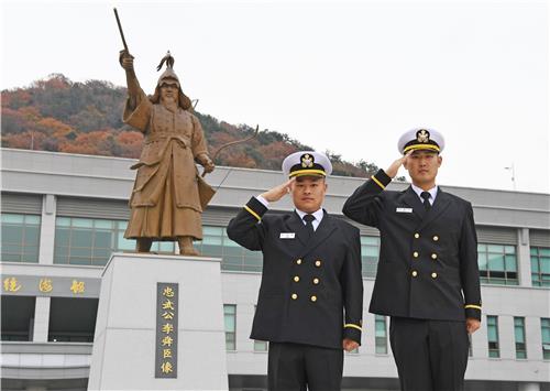 해군·해병대 사관후보생 임관식…광복군 후손 김지영 소위