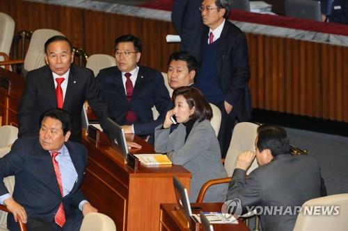 오전엔 표결시사, 오후엔 필리버스터…한국당 '극과 극'