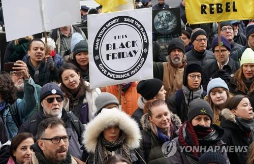 블랙프라이데이 맞서 기후변화 해결촉구 '금요시위' 잇달아