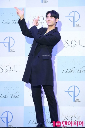 [TEN PHOTO]업텐션 이진혁 &#39;포인트 안무 소개합니다&#39;