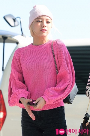 [TEN PHOTO]있지 유나 &#39;핑크로 물들인 공항 패션&#39;