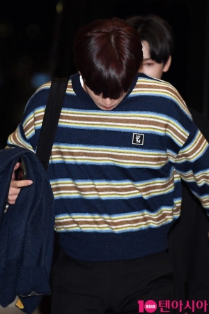 [TEN PHOTO] 엑스원 김요한 &#39;논란 속 고개 숙이며 출국&#39;