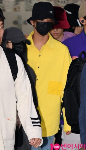 [TEN PHOTO]세븐틴 조슈아 &#39;강렬한 노랑&#39;