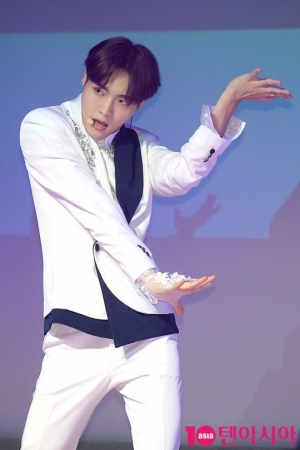 [TEN PHOTO]세븐어클락 앤디 &#39;맏형의 카리스마&#39;
