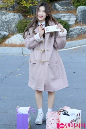 [TEN PHOTO] 이달의 소녀 최리 &#39;사랑스러운 미소로 시험장으로&#39;