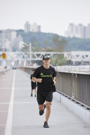 션, 가난한 전 세계 어린이 돕는 기부 마라톤 참여