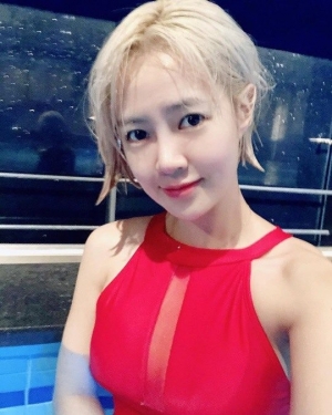 “혼자 밤에”...최윤영, 빨간 수영복+금발 머리로 '고혹적 섹시美'