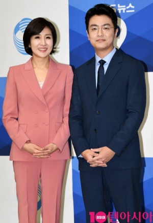 [TEN PHOTO]이소정-최동욱 아나 &#39;KBS 뉴스9 입니다&#39;
