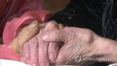 "꿈속에서 동생 만나"…경찰 도움으로 70년 만에 재회한 두 형제