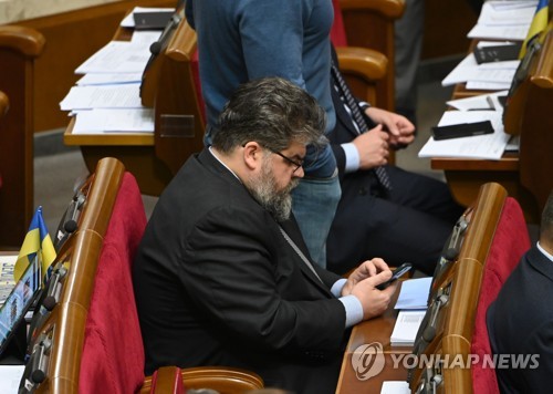 우크라 의원 망신살…의회서 매춘부와 문자 주고받다 '딱 걸려'