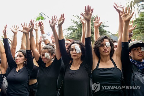 시위대 겨냥한 경찰 고무탄에…칠레서 시위대원 실명 잇따라