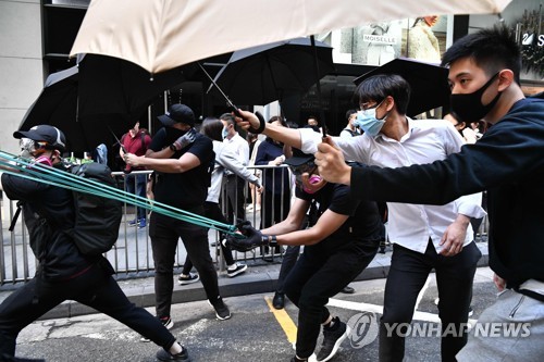 中 외교부, 홍콩 시위참가자 피격에 "소관 아니다"…답변 안해