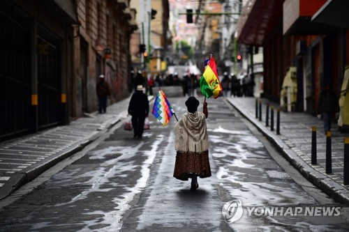 칠색 깃발과 전통의상…볼리비아 거리 뒤흔드는 원주민들의 분노