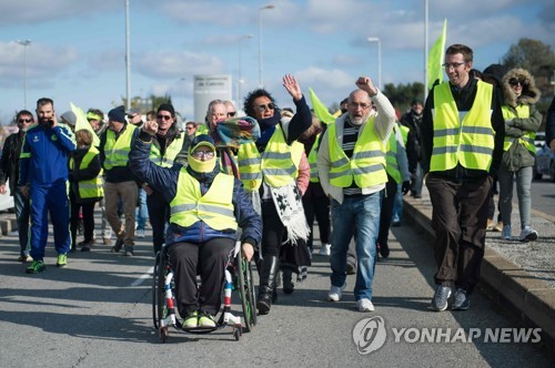 마크롱, '노란 조끼' 1주년 집회 폭력시위 변질 비난