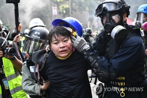 홍콩 경찰, 시위대 '최후 보루' 이공대 진입…무더기 체포