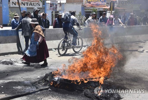 볼리비아 임시정부 "모랄레스가 시위대에 도시 봉쇄 지시" 주장