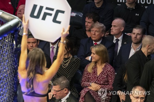 트럼프, 뉴욕 UFC 경기장 찾았다가 또 관객 야유…일부는 환호