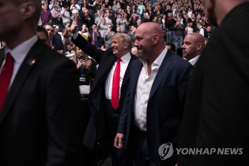 트럼프, 뉴욕 UFC 경기장 찾았다가 또 관객 야유…일부는 환호