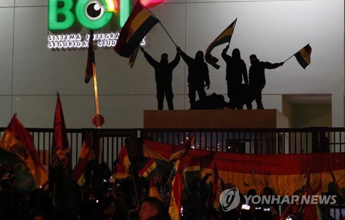 "볼리비아 시위대 국영방송 점거…대통령궁 경찰도 시위 가세"(종합)