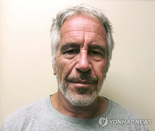 "엡스타인 숨진 날 당직 교도관들, 잠자거나 온라인쇼핑"