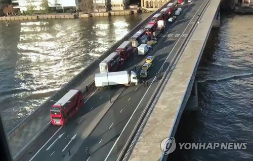 테러범에 달려든 런던 시민들…존슨 "대단한 용기" 칭찬