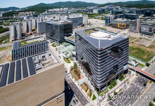 '배당 매력' 공모리츠 열풍…청약 흥행·주가 고공행진