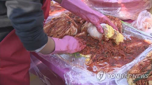 고된 노동에 배춧값 상승까지…대상 "주부 절반 이상 김장 포기"