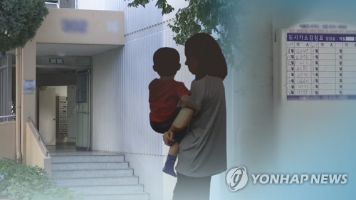 탈북민 모자, 6개월 만에 장례식…일부 시민들 추모발길(종합)