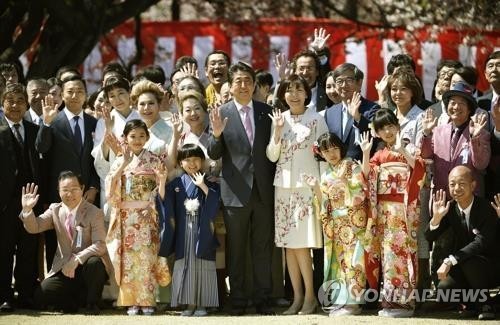 아베 주최 '벚꽃 행사'에 사기 관련 조직 구성원 참가 의혹