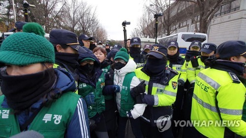 '靑 행진중 경찰 폭행' 톨게이트 대책위 관계자 구속영장 신청