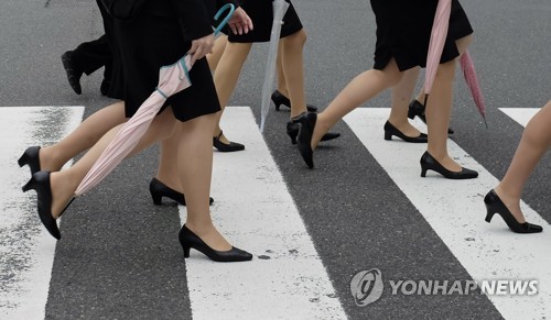 일본 여성들 "회사에서 안경 쓸 권리 달라"