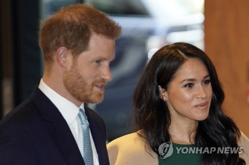 클린턴 "英서 인종차별적 대우받는 마클 왕손비 안아주고파"