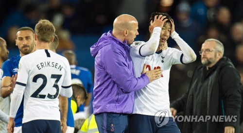 "경기 끝날 때도 울고 있었다"…괴로워한 손흥민, 상대도 위로