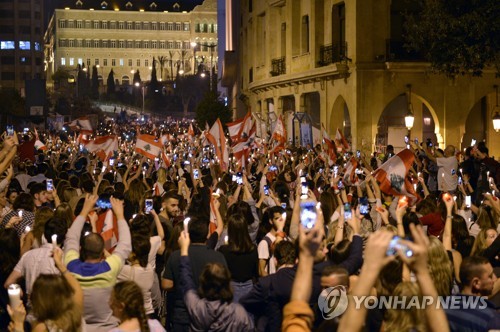 유혈사태 번진 레바논 시위…군인 발포에 첫 사망자 나와