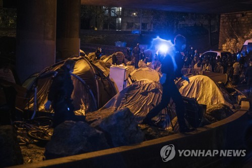 프랑스, 강경 이민정책 발표 하루만에 파리 난민촌 철거