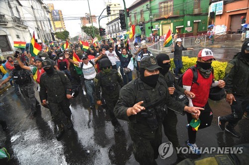 "볼리비아 시위대 국영방송 점거…대통령궁 경찰도 시위 가세"(종합)