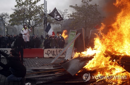 마크롱, '노란 조끼' 1주년 집회 폭력시위 변질 비난