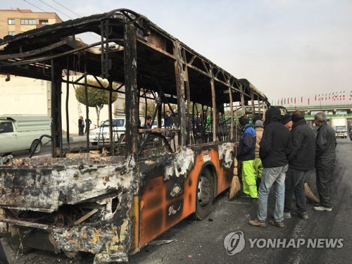 "이란 반정부시위 격화에 혁명수비대 진압가세 가능성 경고"