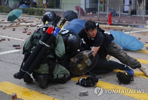 홍콩 경찰, 시위대 '최후 보루' 이공대 진입…무더기 체포