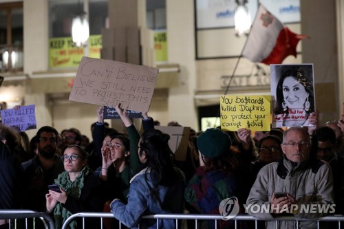 몰타 총리 '오른팔' 경찰에 체포…언론인 피살 사건 파문 확산